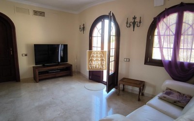 Fantástica villa con gran parcela, con privacidad y vistas al mar.